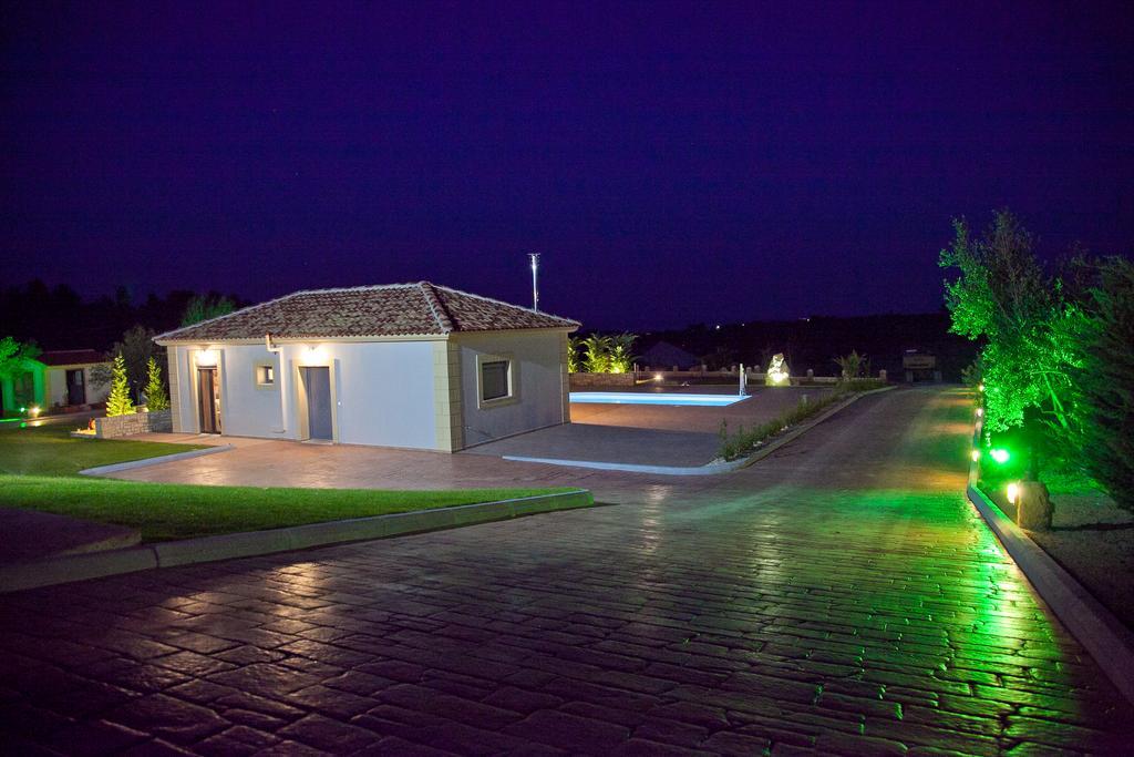 Ameadros Resort Mantzavináta エクステリア 写真